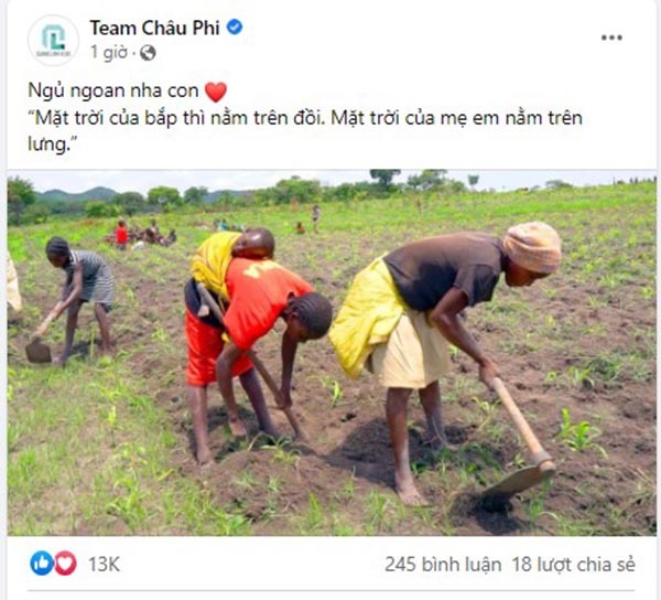  
Hình ảnh em bé châu Phi ngủ gục trên lưng mẹ đang cuốc đất, làm cỏ ngô khiến dân tình xúc động. (Ảnh: Chụp màn hình FB Team Châu Phi)