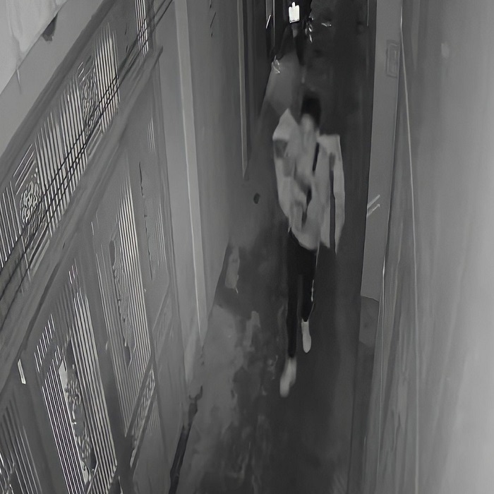  Hình ảnh trích xuất từ camera cho thấy T.N.T rời khỏi nhà với một bao tải lớn. (Ảnh: FB L.Q.N)