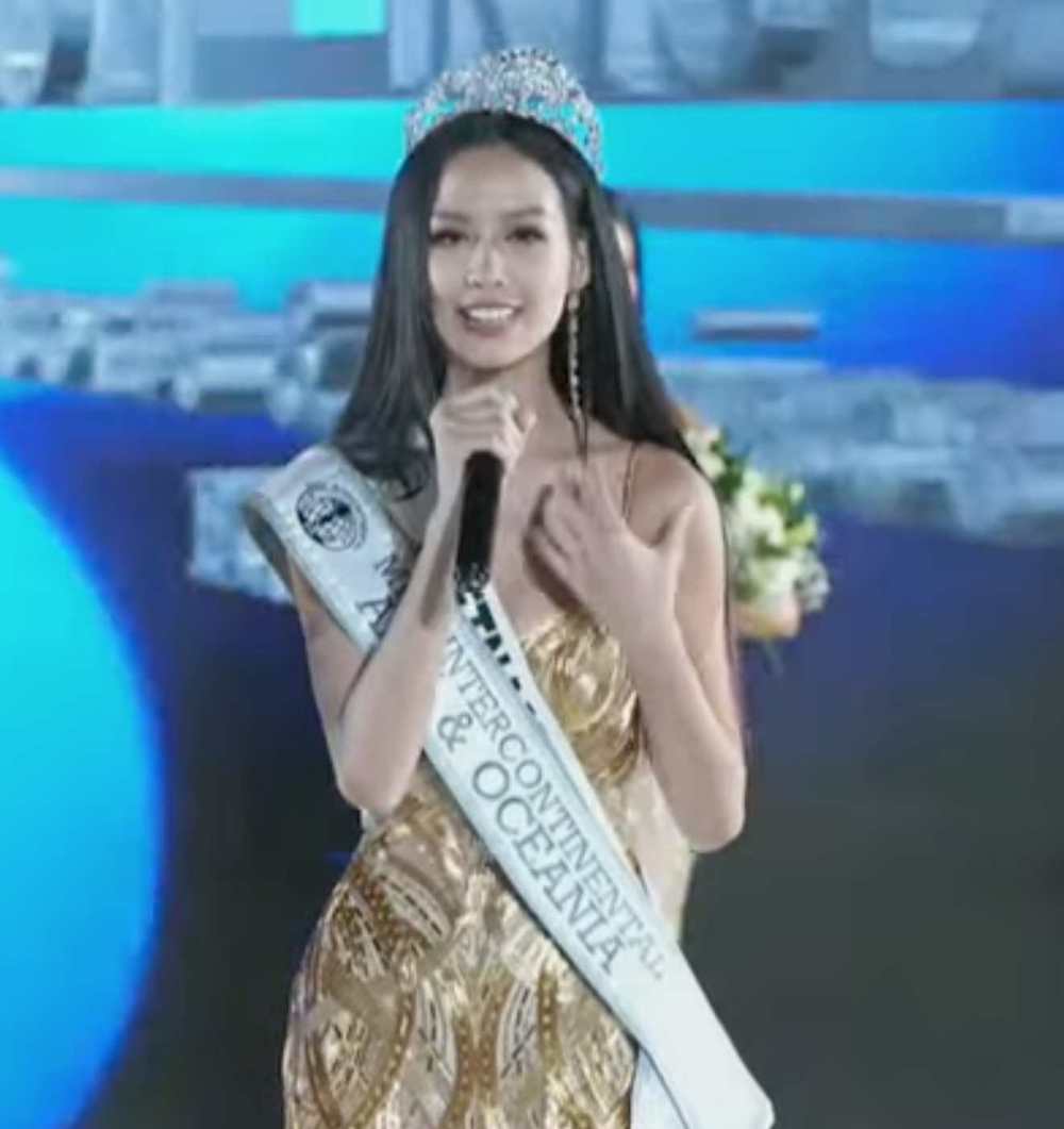  
Màn "nuốt mic" của đại diện Việt Nam khiến fan nước nhà tự hào. (Ảnh: Chụp màn hình MIC)
