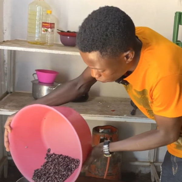  Lindo tự tay nấu chè đậu đen Việt Nam. (Ảnh: Chụp màn hình YouTube Lindo Vlogs - Cuộc Sống ở Châu Phi)