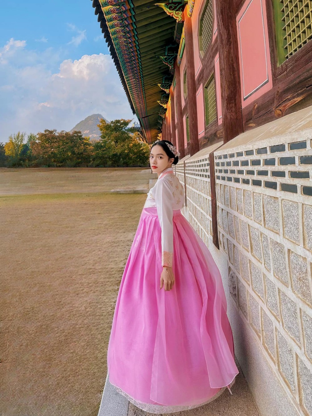  
Hương Giang rất phù hợp với những trang phục có tông màu hồng. (Ảnh: Facebook Hoa hậu Hương Giang)