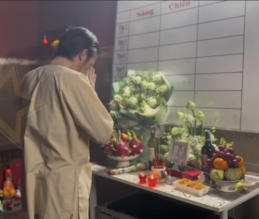  
"Anh Bốn" xúc động khi đứng trước di ảnh của cố ca sĩ. (Ảnh: YouTube Bí Mật Vbiz) - Tin sao Viet - Tin tuc sao Viet - Scandal sao Viet - Tin tuc cua Sao - Tin cua Sao