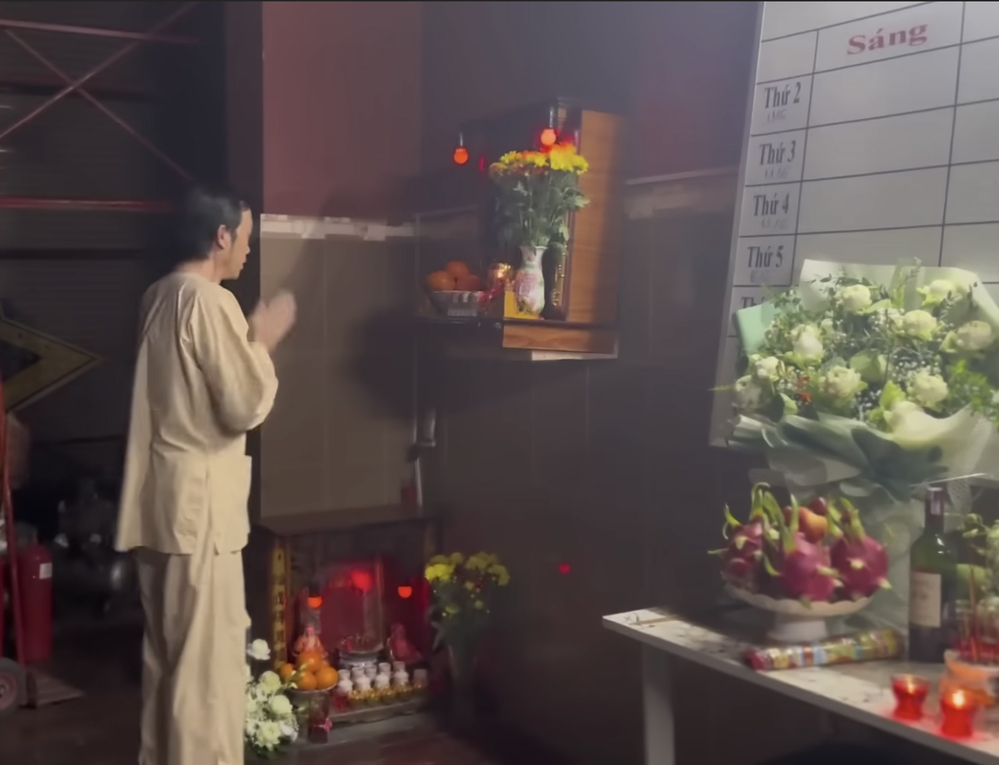  
Hoài Linh vừa đến phim trường liền đi cúng Tổ nghiệp. (Ảnh: YouTube Bí Mật Vbiz) - Tin sao Viet - Tin tuc sao Viet - Scandal sao Viet - Tin tuc cua Sao - Tin cua Sao