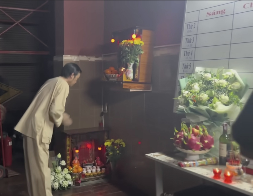  
Nam nghệ sĩ thành tâm với Tổ nghiệp của mình. (Ảnh: YouTube Bí Mật Vbiz) - Tin sao Viet - Tin tuc sao Viet - Scandal sao Viet - Tin tuc cua Sao - Tin cua Sao