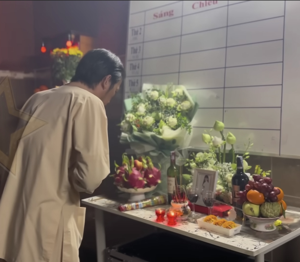  
Hoài Linh vẫn buồn bã khi thấy người em thân thiết giờ đây đã không còn. (Ảnh: YouTube Bí Mật Vbiz) - Tin sao Viet - Tin tuc sao Viet - Scandal sao Viet - Tin tuc cua Sao - Tin cua Sao