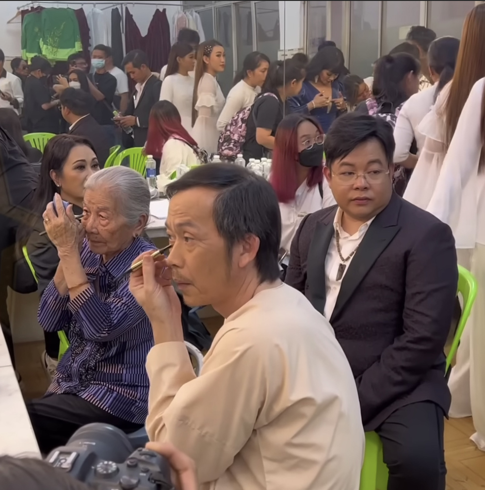  
Nam danh hài hội ngộ cùng các đồng nghiệp trong đêm nhạc Tìm Mẹ Trong Mơ. (Ảnh: YouTube Bí Mật Vbiz) - Tin sao Viet - Tin tuc sao Viet - Scandal sao Viet - Tin tuc cua Sao - Tin cua Sao