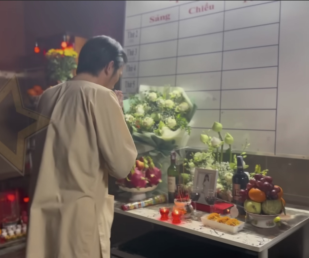  
Hoài Linh đến thắp hương cho cố ca sĩ Phi Nhung. (Ảnh: YouTube Bí Mật Vbiz) - Tin sao Viet - Tin tuc sao Viet - Scandal sao Viet - Tin tuc cua Sao - Tin cua Sao