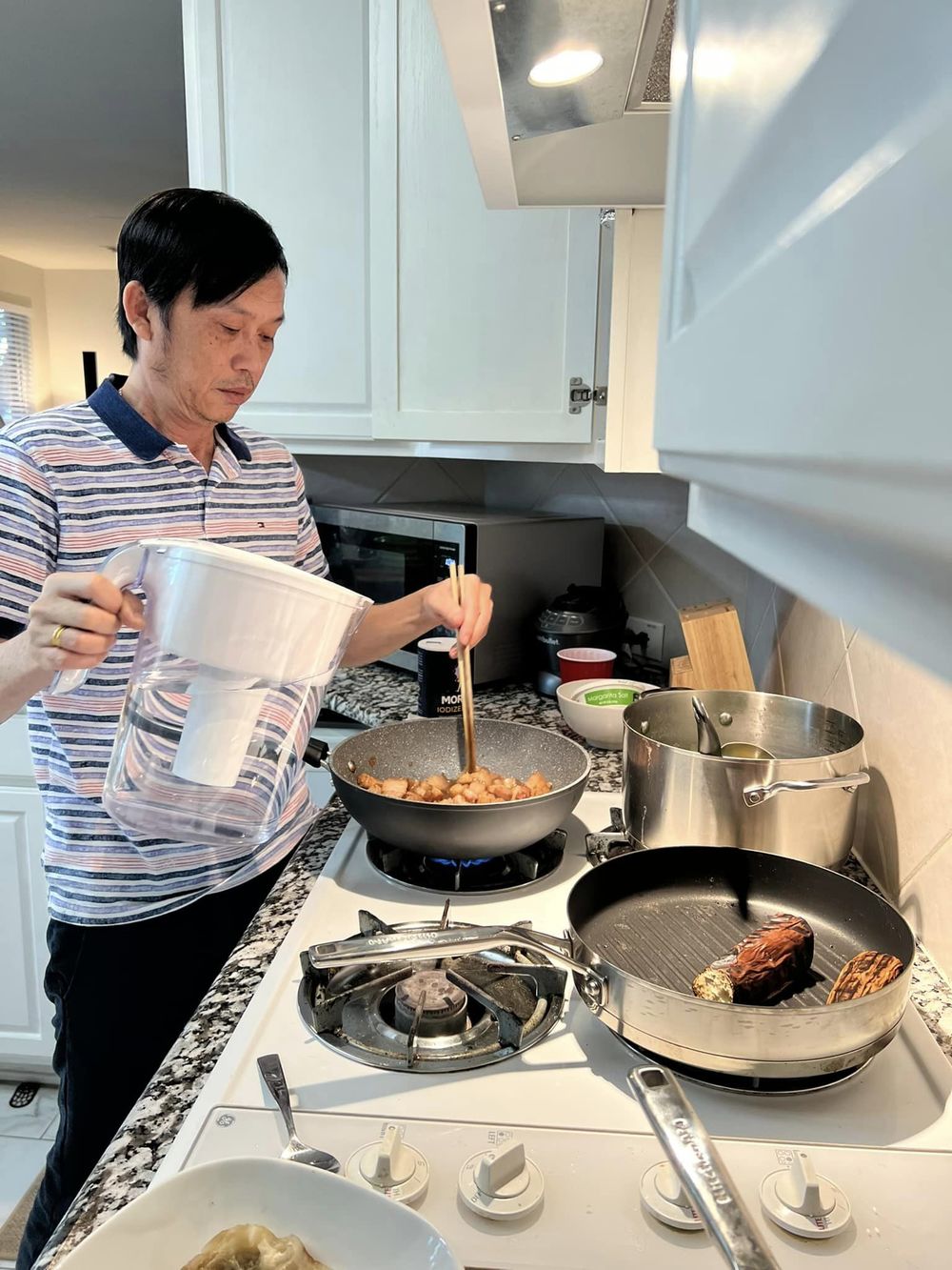  
Con trai khoe ảnh Hoài Linh tự tay vào bếp nấu ăn khi sang Mỹ. (Ảnh: FB Vo Le Thanh Vinh) - Tin sao Viet - Tin tuc sao Viet - Scandal sao Viet - Tin tuc cua Sao - Tin cua Sao