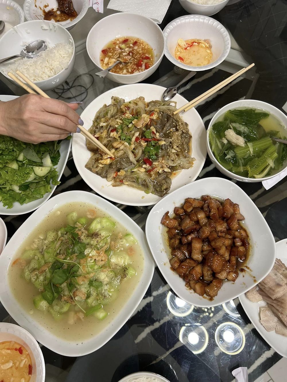  
Tại xứ cờ hoa, gia đình nam danh hài cũng chỉ ăn những món quen thuộc của Việt Nam. (Ảnh: FB Vo Le Thanh Vinh) - Tin sao Viet - Tin tuc sao Viet - Scandal sao Viet - Tin tuc cua Sao - Tin cua Sao