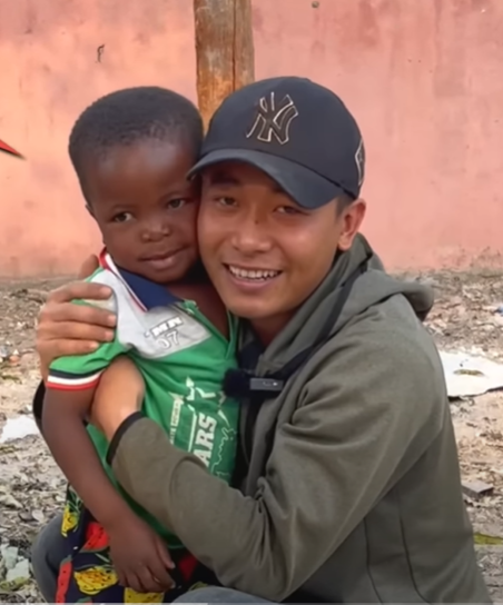  Lôi Con là một cậu bé vô cùng ngoan ngoãn, lễ phép. (Ảnh: YouTube Quang Linh Vlogs)