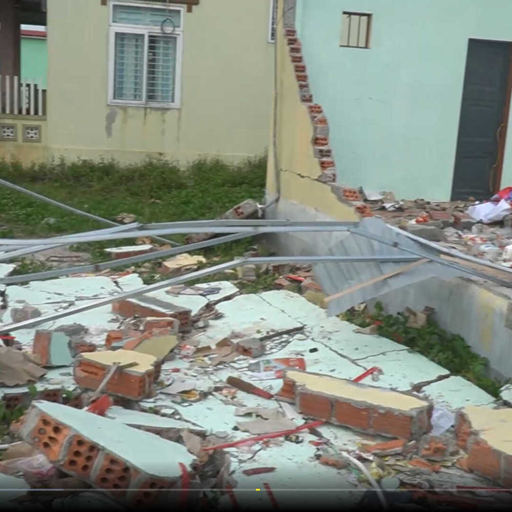  Nhiều ngôi nhà bị đổ sập hoàn toàn vì bão lũ. (Ảnh: Thanh Niên)