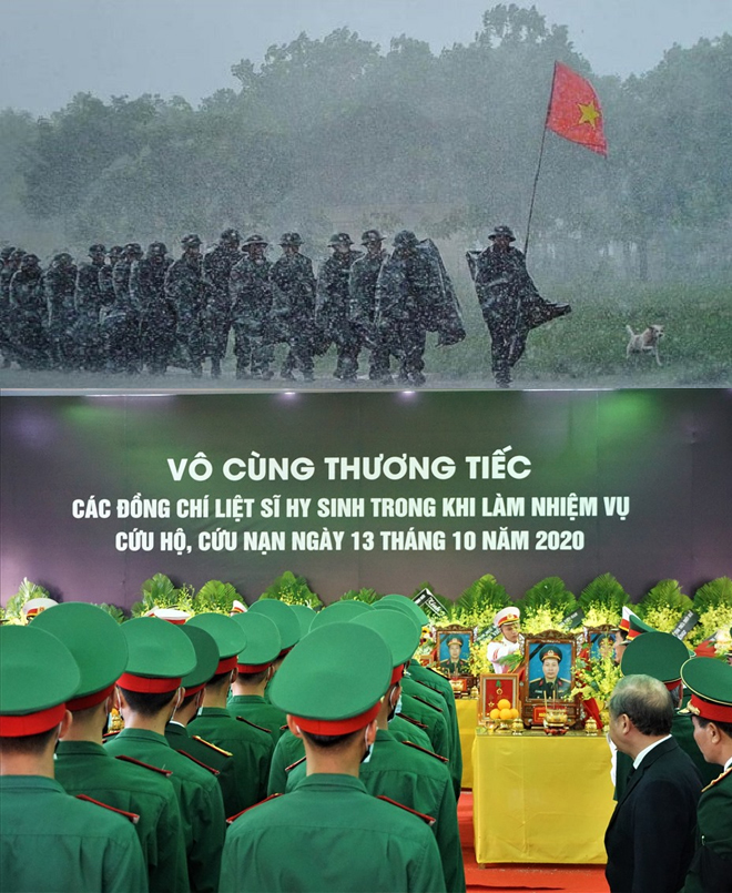  Cách đây 2 năm, mọi người thương tiếc tiễn đưa 13 chiến sĩ Rào Trăng. (Ảnh: Vietnamnet)