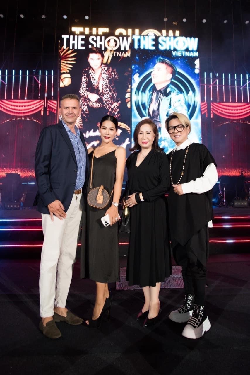  
U70 nhưng bà xã Vũ Hà vô cùng sang trọng và lịch thiệp. - Tin sao Viet - Tin tuc sao Viet - Scandal sao Viet - Tin tuc cua Sao - Tin cua Sao