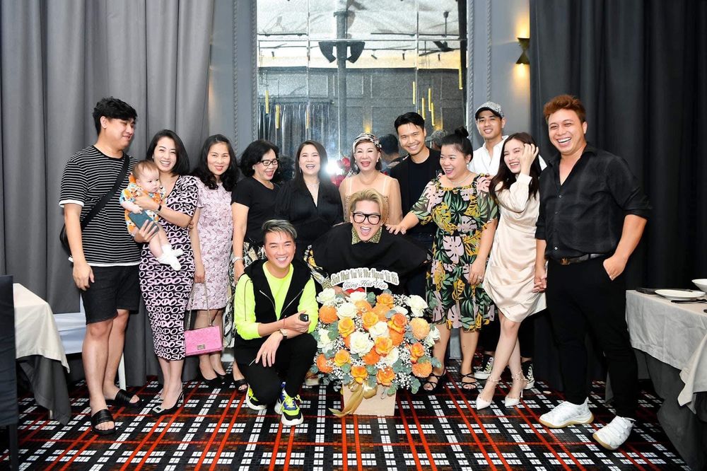  
Cô cũng có mối quan hệ thân thiết với nhiều đồng nghiệp của ông xã. - Tin sao Viet - Tin tuc sao Viet - Scandal sao Viet - Tin tuc cua Sao - Tin cua Sao