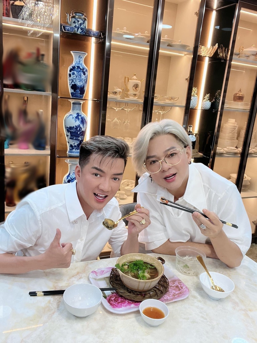  
Vũ Hà có mối quan hệ thân thiết nhiều năm với Đàm Vĩnh Hưng. - Tin sao Viet - Tin tuc sao Viet - Scandal sao Viet - Tin tuc cua Sao - Tin cua Sao