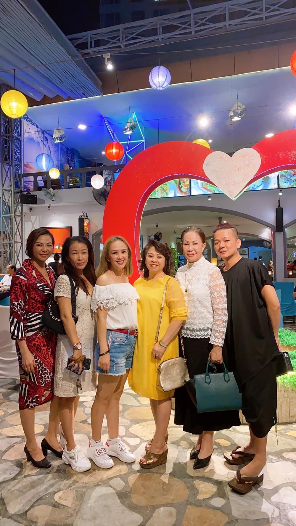  
Cô có nhiều bạn bè để tận hưởng cuộc sống. - Tin sao Viet - Tin tuc sao Viet - Scandal sao Viet - Tin tuc cua Sao - Tin cua Sao