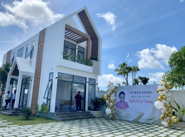  
Cô nhận lễ bàn giao nhà trong thời gian gần đây. (Ảnh: TikTok tuanngoc26) - Tin sao Viet - Tin tuc sao Viet - Scandal sao Viet - Tin tuc cua Sao - Tin cua Sao