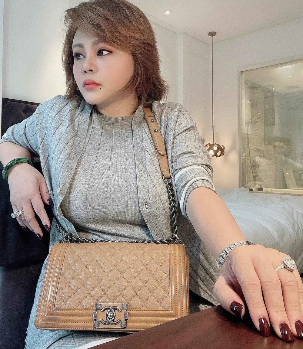  
Từng có quá khứ khó khăn nuôi con, Lê Giang nay đeo kim cương nặng tay. (Ảnh: FB Nguyễn Lê Giang) - Tin sao Viet - Tin tuc sao Viet - Scandal sao Viet - Tin tuc cua Sao - Tin cua Sao