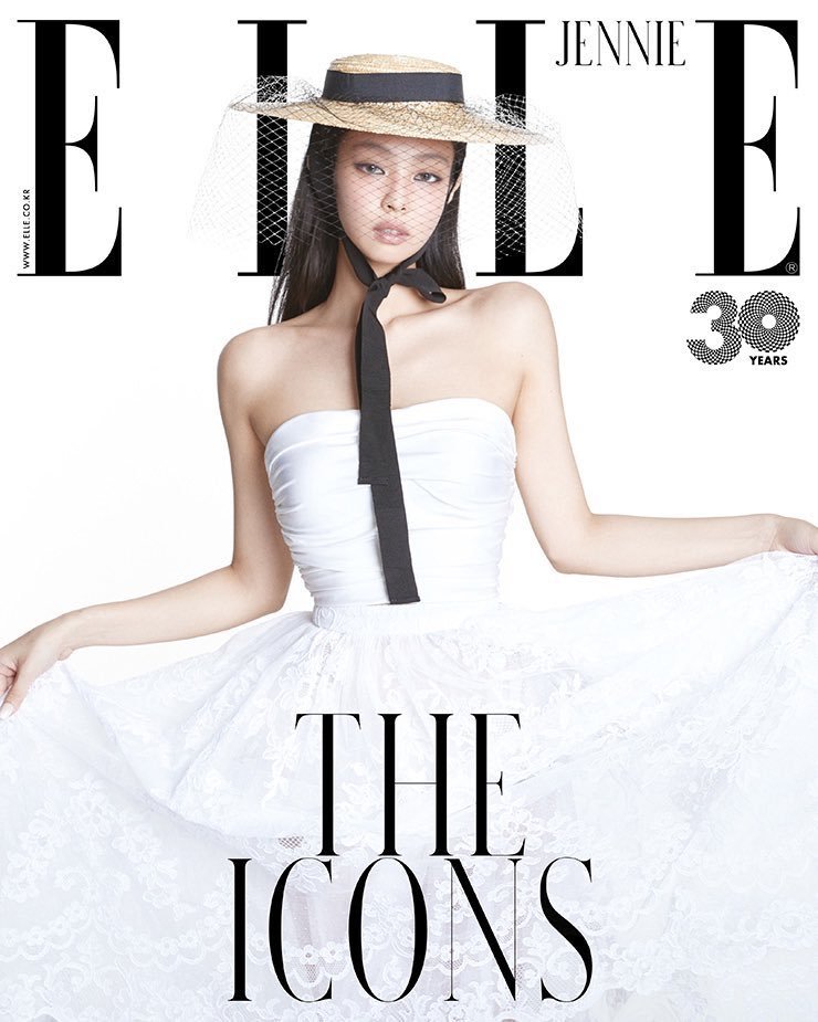  
Jennie xinh đẹp, khoe bờ vai móc áo trên bìa tạp chí Elle. (Ảnh: Instagram @ellekorea)