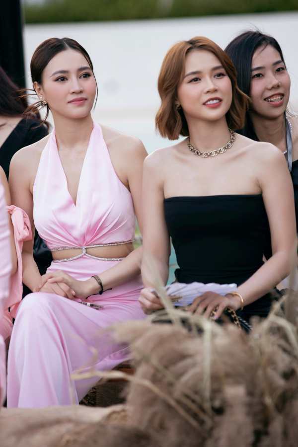    Cô tuân thủ đúng dresscode chủ tiệc quy định. (Ảnh: FB Diệu Nhi)