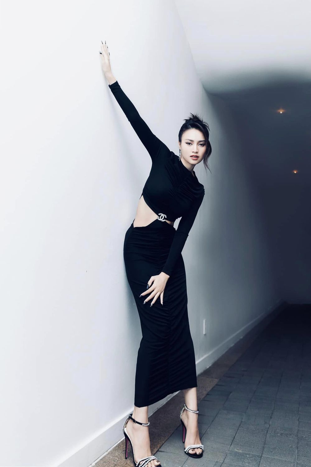    Thần thái, cách tạo dáng xịn sò của người đẹp nhận "mưa" lời khen từ công chúng. (Ảnh: FB Ninh Dương Lan Ngọc)