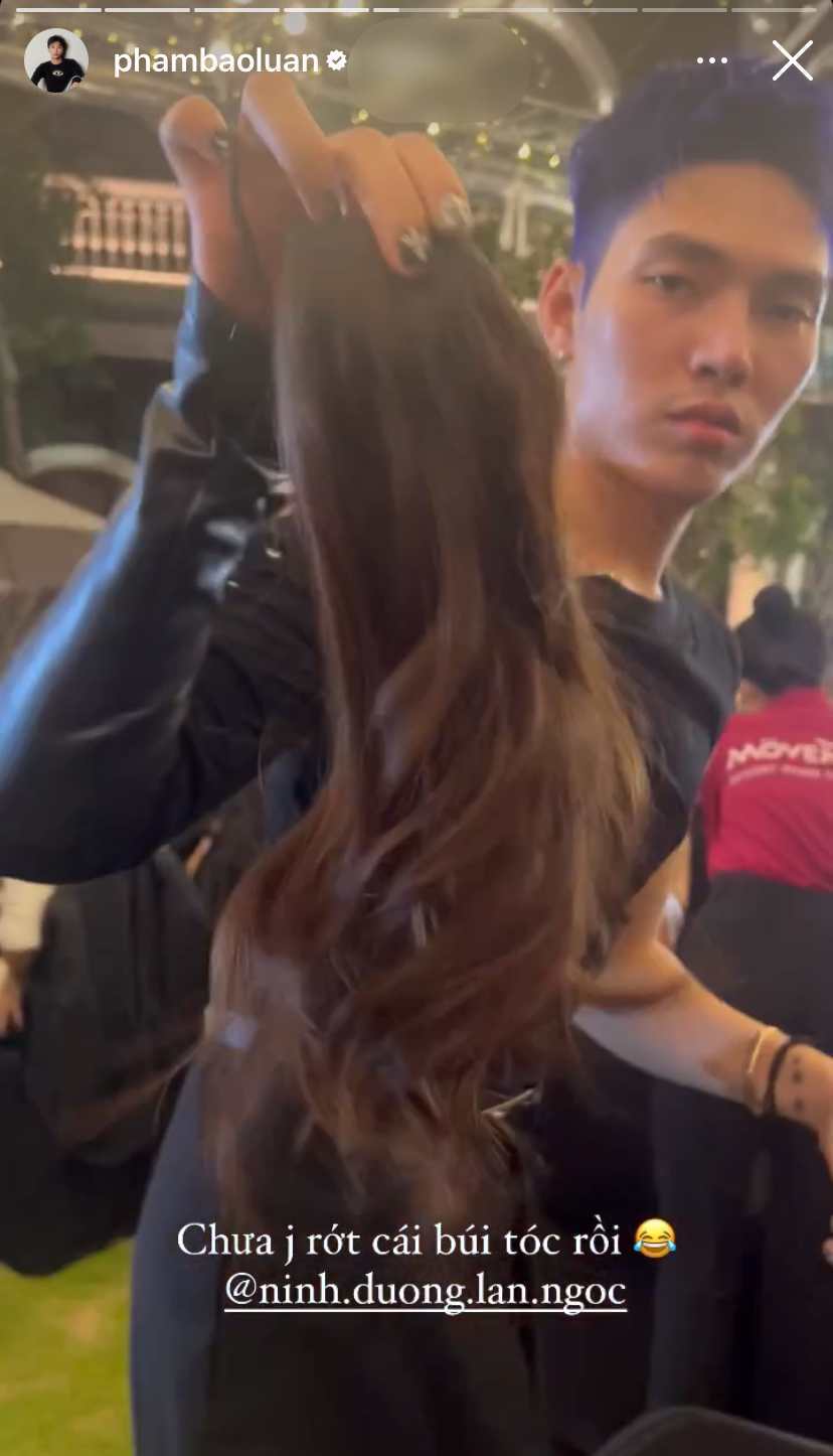    Cận cảnh phần tóc "lạc trôi" của nữ diễn viên 9x tại đám cưới Diệu Nhi. (Ảnh: Instagram phambaoluan)