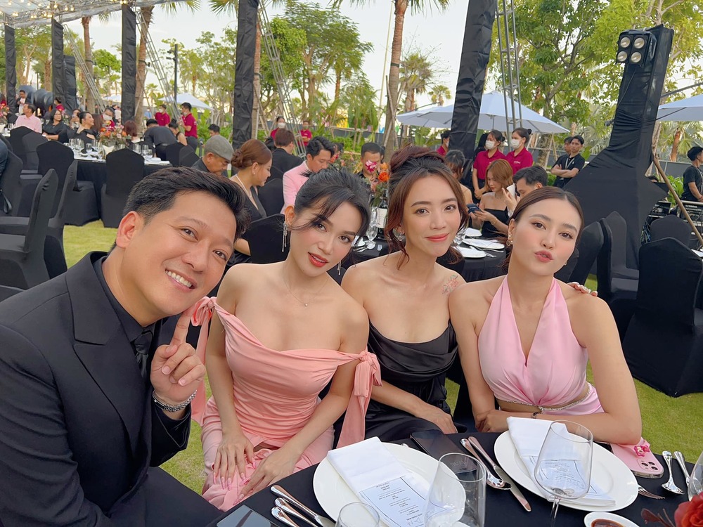    Mỹ nhân nổi bật trong khung ảnh chụp cùng đồng nghiệp bởi nhan sắc xinh đẹp. (Ảnh: FB Ninh Dương Lan Ngọc)