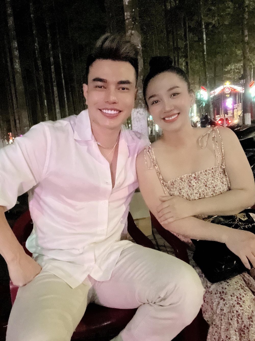  
Cô hạnh phúc bên ông xã diễn viên. (Ảnh: FB Lê Dương Bảo Lâm) - Tin sao Viet - Tin tuc sao Viet - Scandal sao Viet - Tin tuc cua Sao - Tin cua Sao