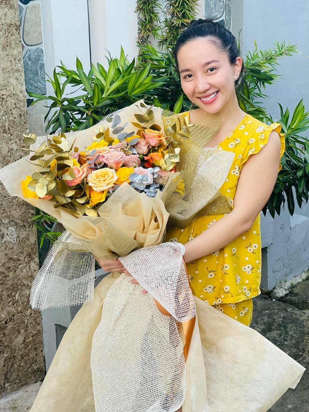  
Khi đã là mẹ là vợ, cô ăn diện đơn giản và thoải mái. (Ảnh: FB Quỳnh Quỳnh) - Tin sao Viet - Tin tuc sao Viet - Scandal sao Viet - Tin tuc cua Sao - Tin cua Sao
