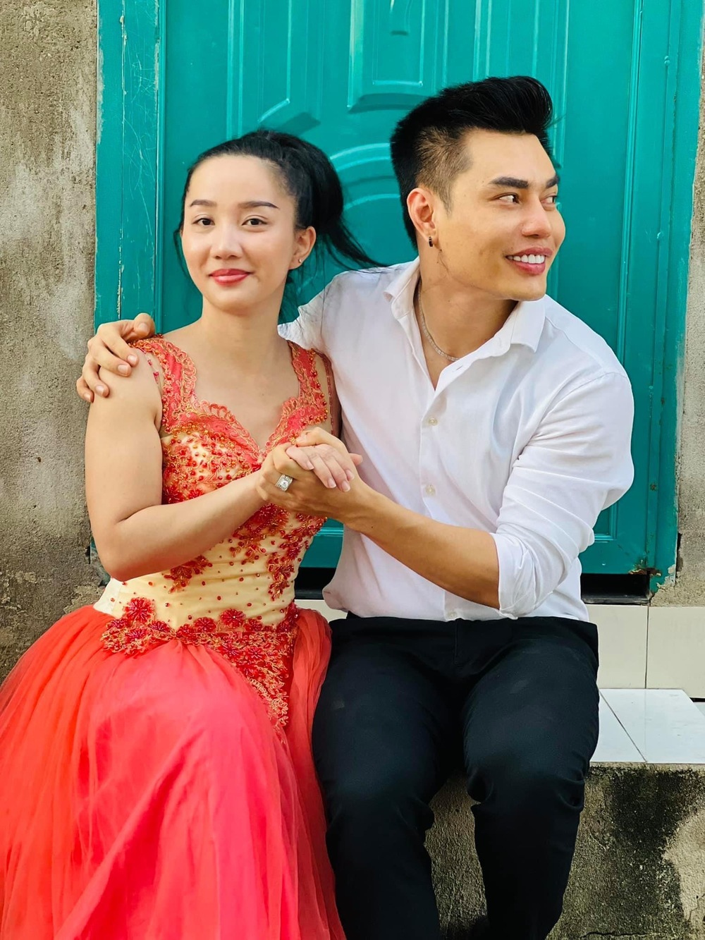  
Hai vợ chồng nhiều lần "quăng miếng" khiến khán giả cười ngất. (Ảnh: FB Quỳnh Quỳnh) - Tin sao Viet - Tin tuc sao Viet - Scandal sao Viet - Tin tuc cua Sao - Tin cua Sao