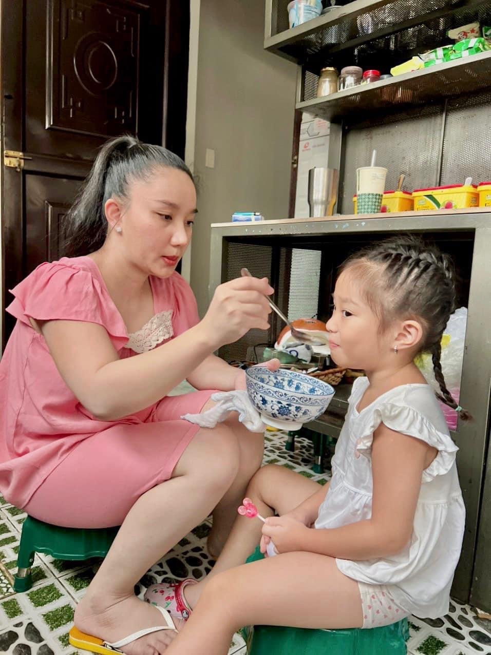  
Hạnh phúc làm mẹ khiến cô không còn bận tâm nhiều đến việc ăn mặc. (Ảnh: FB Quỳnh Quỳnh) - Tin sao Viet - Tin tuc sao Viet - Scandal sao Viet - Tin tuc cua Sao - Tin cua Sao