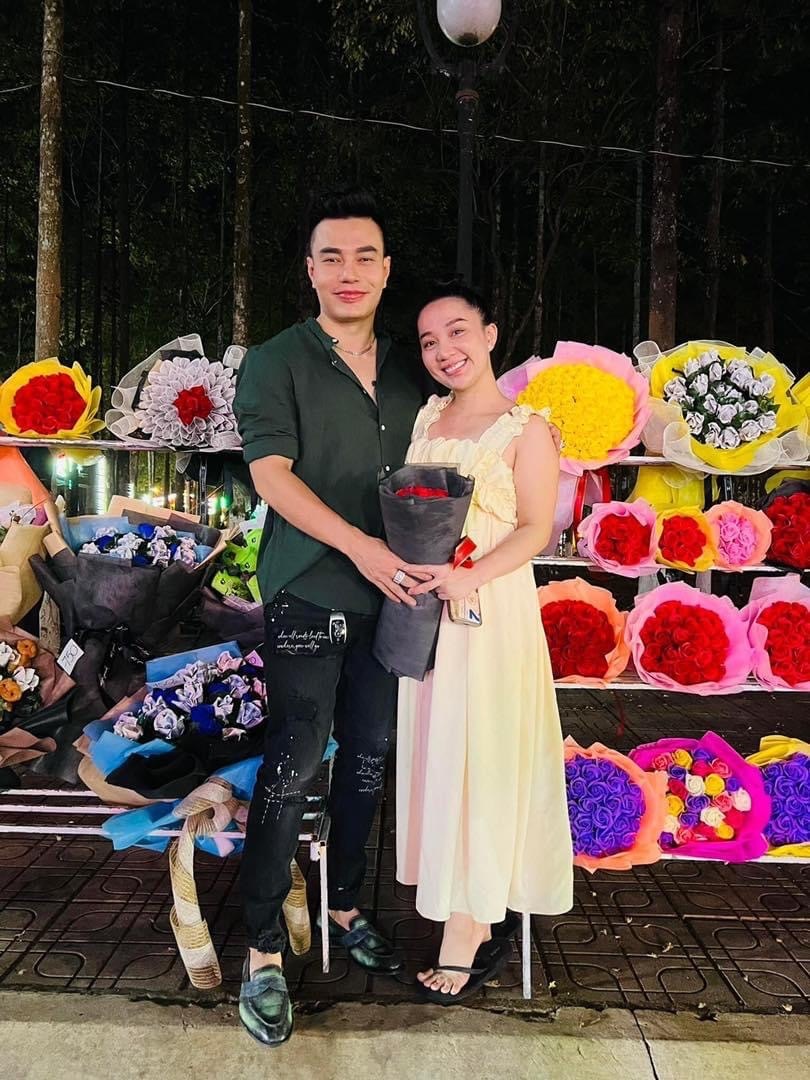  
Cô được ông xã yêu thương, bảo vệ. (Ảnh: FB Quỳnh Quỳnh) - Tin sao Viet - Tin tuc sao Viet - Scandal sao Viet - Tin tuc cua Sao - Tin cua Sao