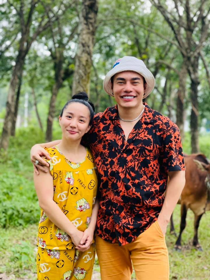  
Hai vợ chồng vẫn giữ được nét mộc mạc sau quá trình làm giàu. (Ảnh: FB Lê Dương Bảo Lâm) - Tin sao Viet - Tin tuc sao Viet - Scandal sao Viet - Tin tuc cua Sao - Tin cua Sao