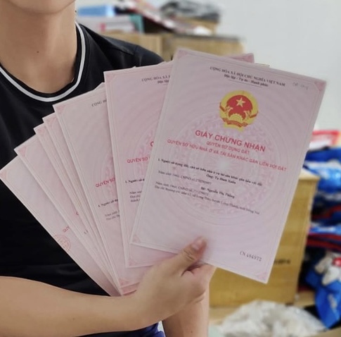  
Sổ đỏ nhà Lê Dương Bảo Lâm xếp theo sấp. (Ảnh: 2sao) - Tin sao Viet - Tin tuc sao Viet - Scandal sao Viet - Tin tuc cua Sao - Tin cua Sao