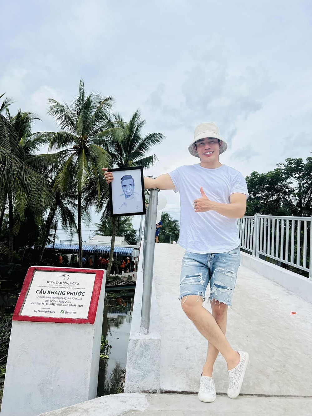  
Xây cầu cho người dân. (Ảnh: FB Lê Dương Bảo Lâm) - Tin sao Viet - Tin tuc sao Viet - Scandal sao Viet - Tin tuc cua Sao - Tin cua Sao