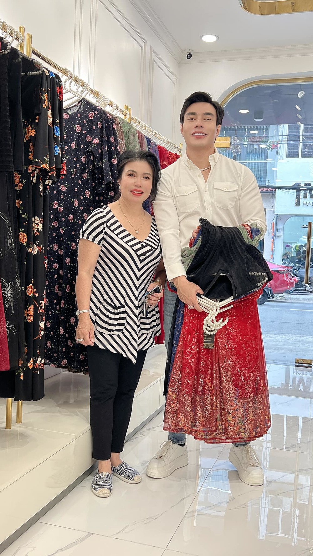  
Nam diễn viên báo hiếu cho mẹ. (Ảnh: FB Lê Dương Bảo Lâm) - Tin sao Viet - Tin tuc sao Viet - Scandal sao Viet - Tin tuc cua Sao - Tin cua Sao