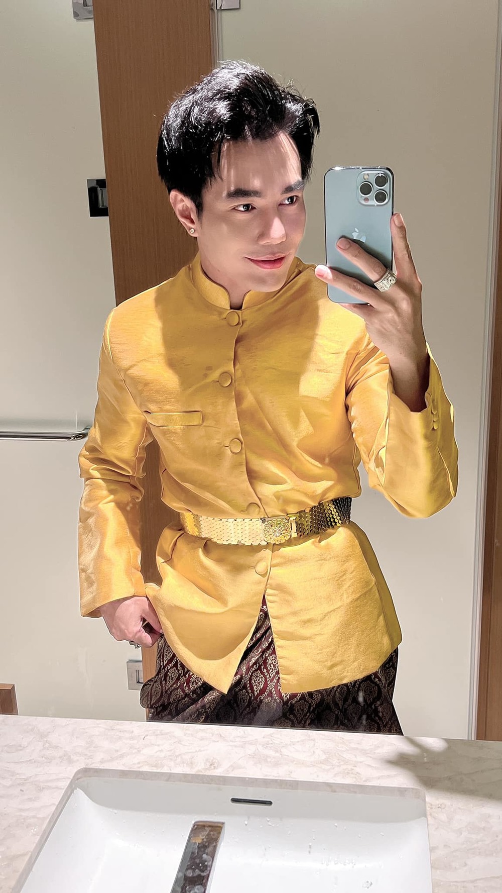  
Hiện tại, anh thường xuyên đeo trang sức đắt tiền mỗi khi xuất hiện. (Ảnh: FB Lê Dương Bảo Lâm) - Tin sao Viet - Tin tuc sao Viet - Scandal sao Viet - Tin tuc cua Sao - Tin cua Sao