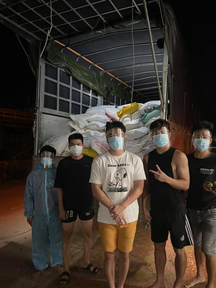  
Sau khi có tiền, anh ra tay giúp đỡ nhiều người. (Ảnh: FB Lê Dương Bảo Lâm) - Tin sao Viet - Tin tuc sao Viet - Scandal sao Viet - Tin tuc cua Sao - Tin cua Sao