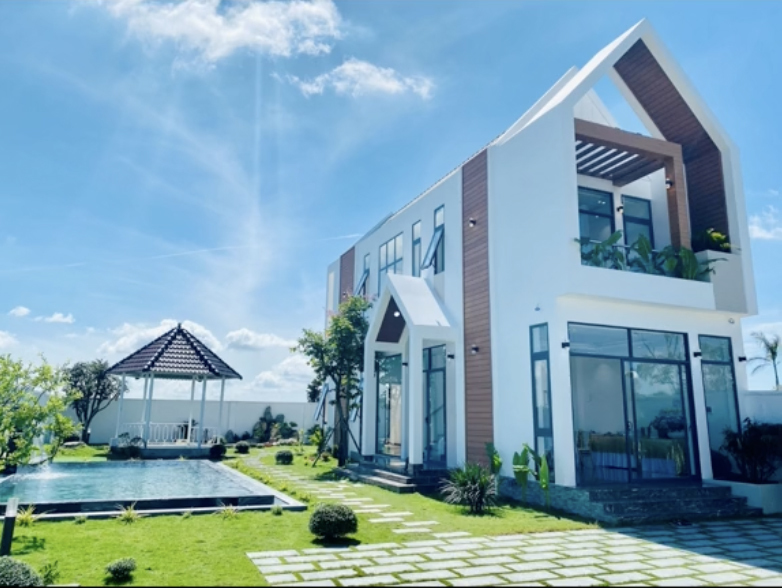  
Biệt thự bề thế tọa lạc trên mảnh đất rộng. (Ảnh: TikTok tuanngoc868912) - Tin sao Viet - Tin tuc sao Viet - Scandal sao Viet - Tin tuc cua Sao - Tin cua Sao