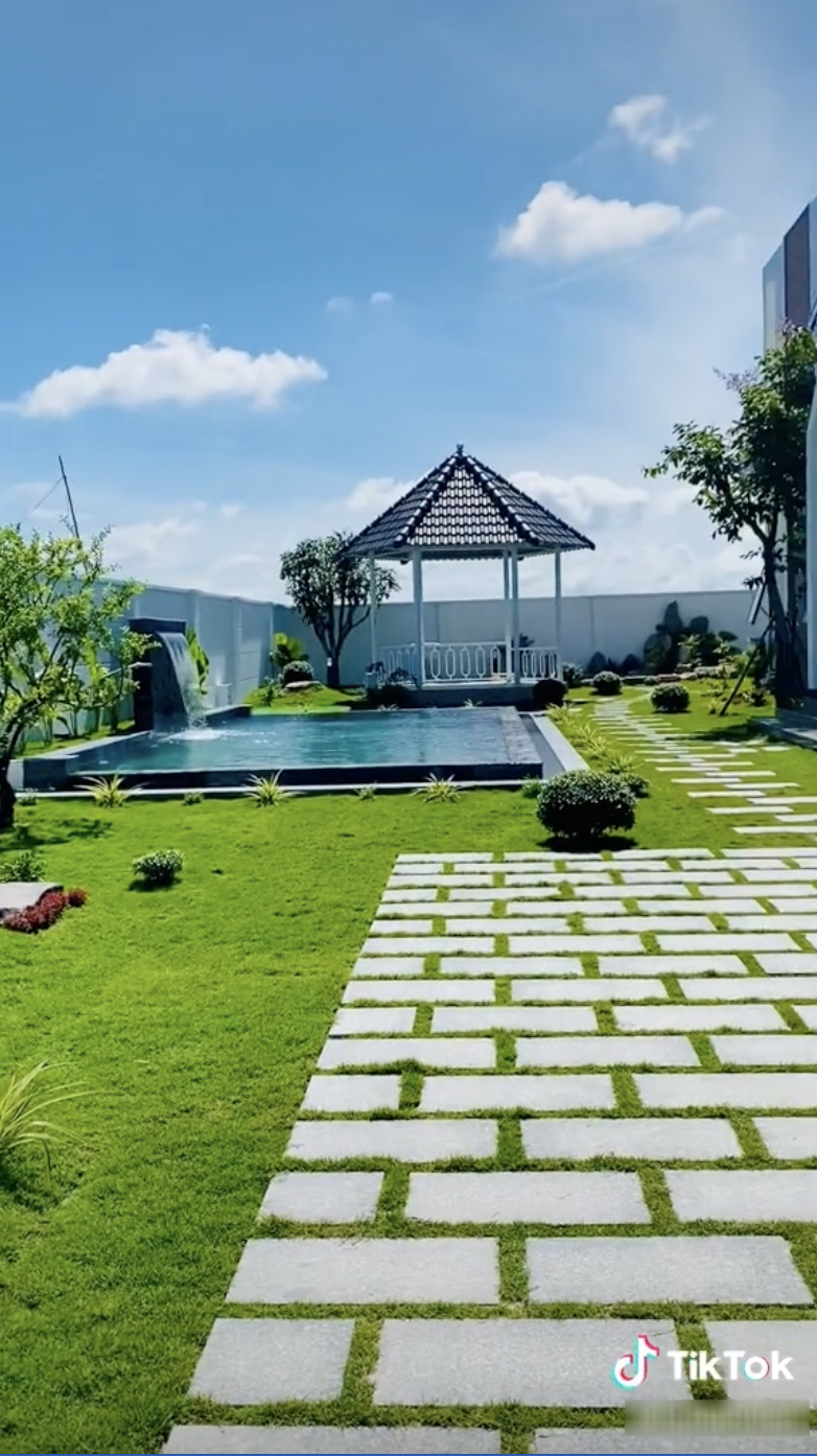  
Biệt thự còn có cả hồ bơi và sân vườn thoáng đãng. (Ảnh: TikTok tuanngoc868912) - Tin sao Viet - Tin tuc sao Viet - Scandal sao Viet - Tin tuc cua Sao - Tin cua Sao