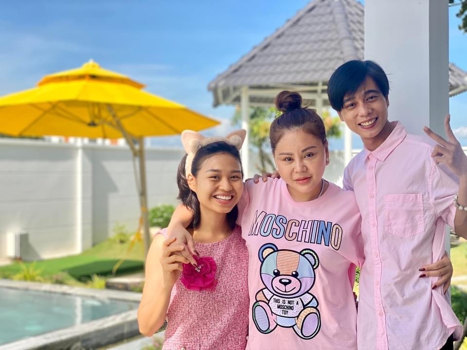  
Lê Giang dẫn hai con về biệt thự nghỉ ngơi. (Ảnh: FB Huỳnh Kim Hoài) - Tin sao Viet - Tin tuc sao Viet - Scandal sao Viet - Tin tuc cua Sao - Tin cua Sao