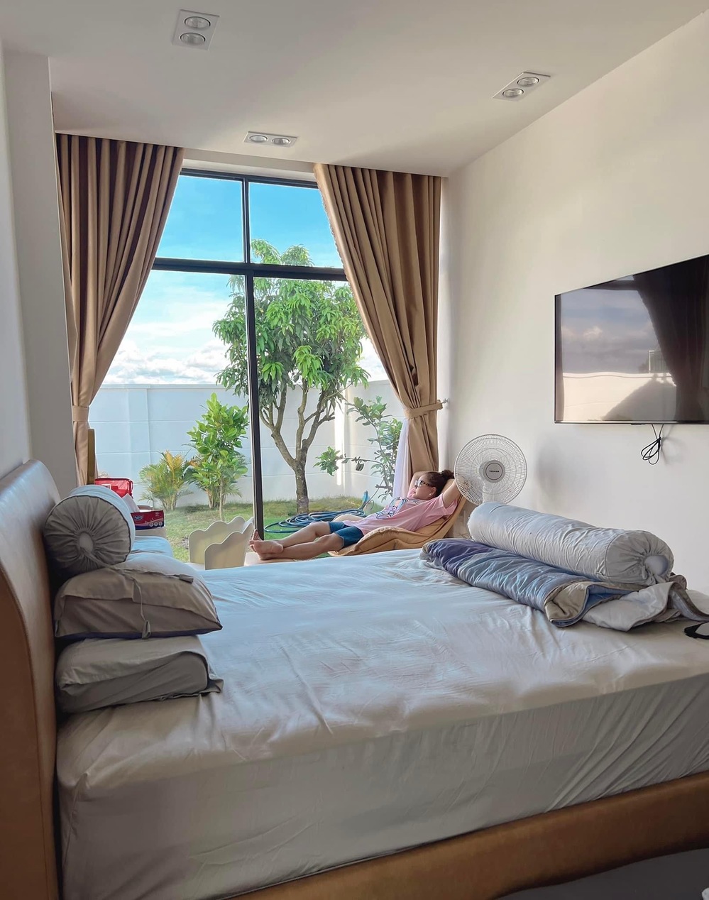  
Lê Giang tận hưởng thời gian nghỉ ngơi tại biệt thự. (Ảnh: FB Nguyễn Lê Giang) - Tin sao Viet - Tin tuc sao Viet - Scandal sao Viet - Tin tuc cua Sao - Tin cua Sao