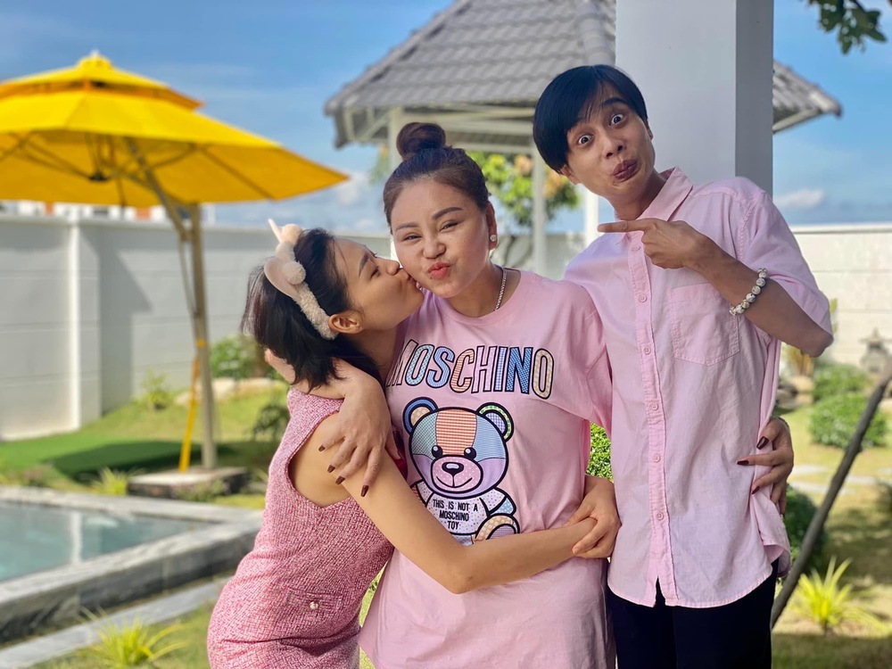  
Cả ba vô cùng hạnh phúc và vui vẻ bên nhau. (Ảnh: FB Huỳnh Kim Hoài) - Tin sao Viet - Tin tuc sao Viet - Scandal sao Viet - Tin tuc cua Sao - Tin cua Sao