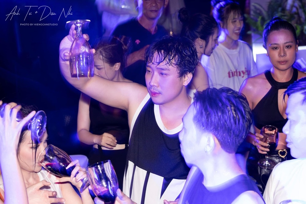  
Nam MC uống cạn ly rượu rồi sau đó quẩy tiếp. (Ảnh: FB Trấn Thành) - Tin sao Viet - Tin tuc sao Viet - Scandal sao Viet - Tin tuc cua Sao - Tin cua Sao