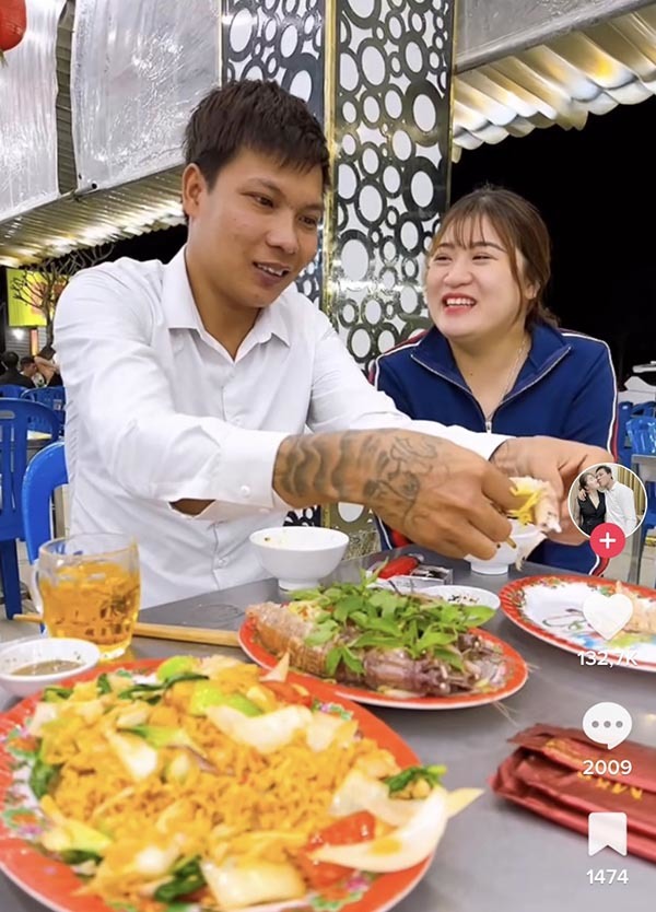  
Lộc Fuho dẫn vợ đi ăn sau khi làm hòa khiến bà xã cười tít mắt. (Ảnh: Chụp màn hình TikTok Phạm Văn Lộc)