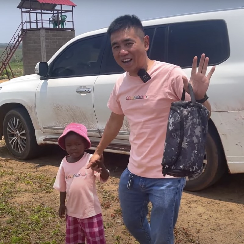  Lôi Con được dẫn đến nông trại của chú Quang Linh. (Ảnh: YouTube Tiến Nguyễn - Cuộc sống châu Phi)