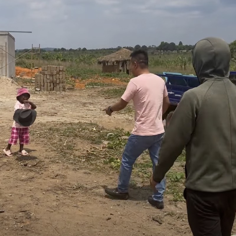  Lôi Con tự mang mũ ra cho chú Tiến đội vì sợ chú để quên và cũng để đỡ nắng. (Ảnh: YouTube Tiến Nguyễn - Cuộc sống châu Phi)