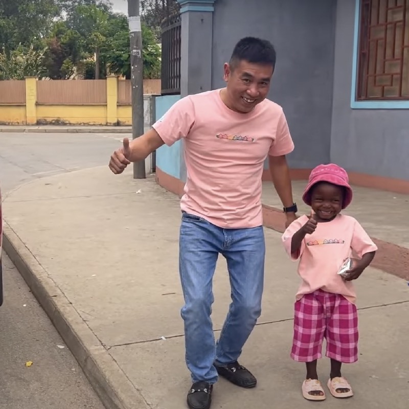  Lôi Con vô cùng yêu thương chú Tiến Nguyễn. (Ảnh: YouTube Tiến Nguyễn - Cuộc sống châu Phi)