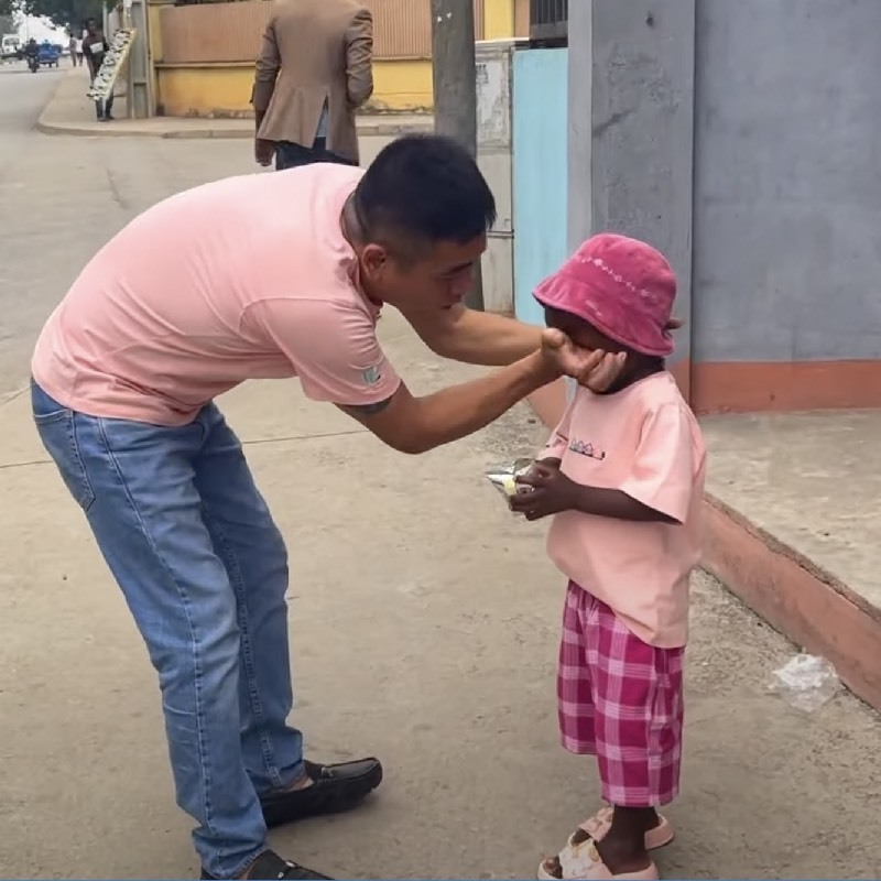  Chú Tiến Nguyễn thường xuyên quan tâm, chăm sóc cho cậu bé Mativado. (Ảnh: YouTube Tiến Nguyễn - Cuộc sống châu Phi)