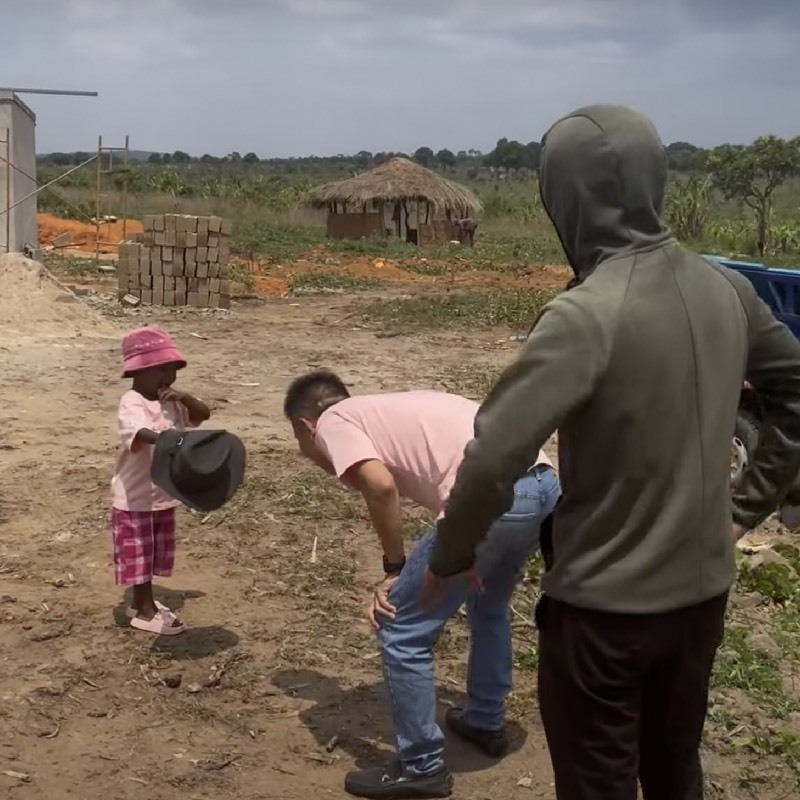  Cả 2 chú đã vô cùng bất ngờ khi thấy Lôi Con tự mình mang mũ ra. (Ảnh: YouTube Tiến Nguyễn - Cuộc sống châu Phi)